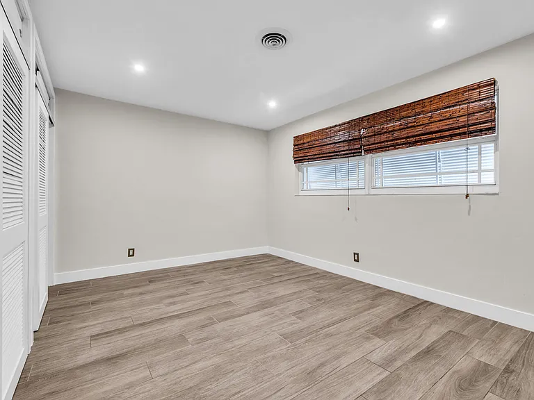 921 SE 15th Ct — Photo 22