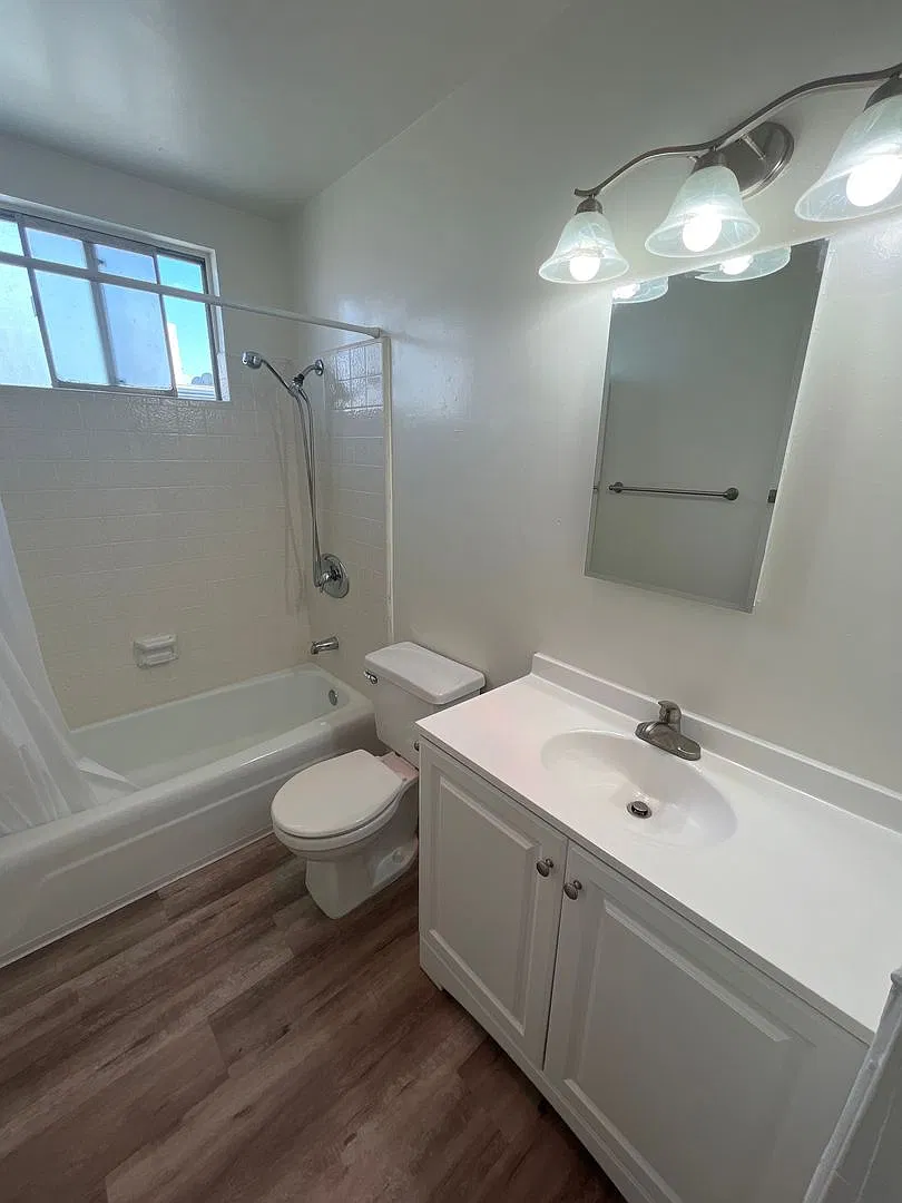 Spacious Upstairs 2BR/1BA unit w/parking — Photo 4