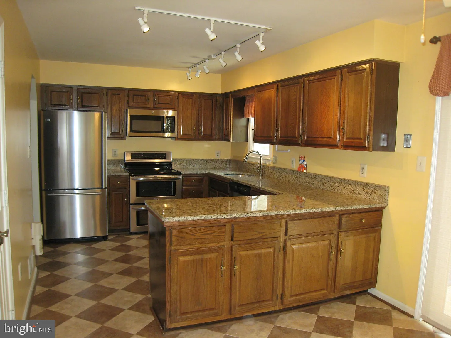 3 bed, 3.5 bath, 2790 sqft, $3,400 — Photo 4