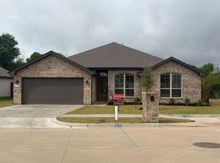 907 McAnear St, Cleburne, TX 76033