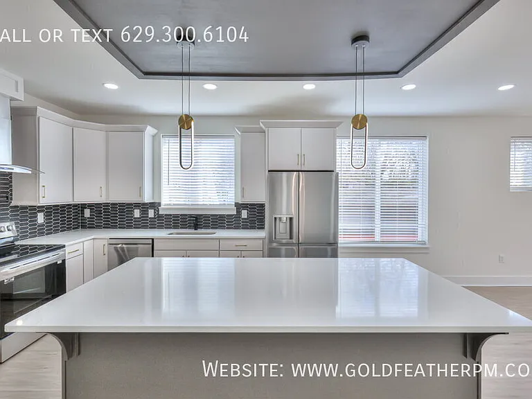 402B E Trinity Ln — Photo 3