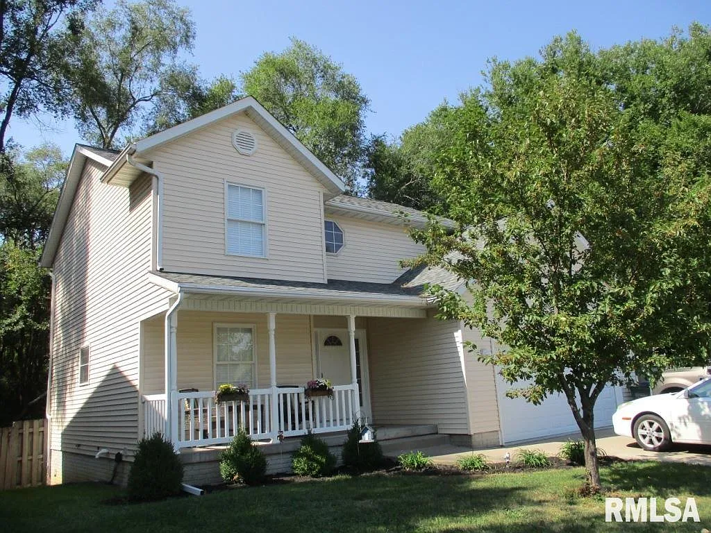 4648 N Division St photo 1