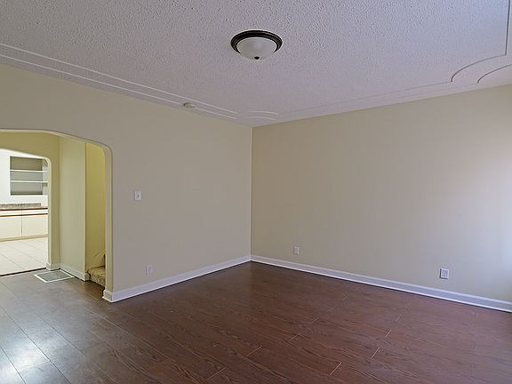 3rd image of 10716 S Langley Ave