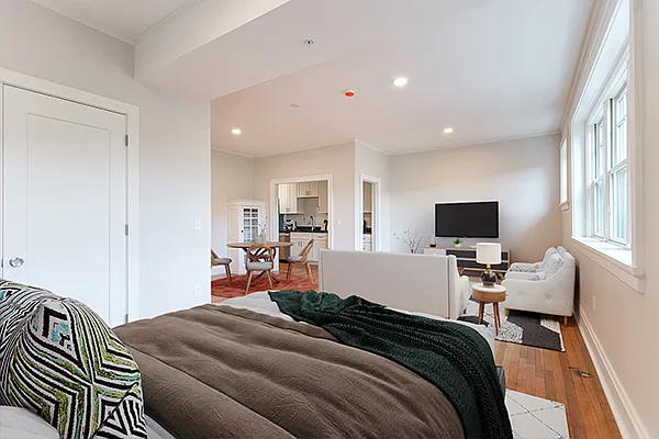 215 E Chestnut St #204 — Photo 3