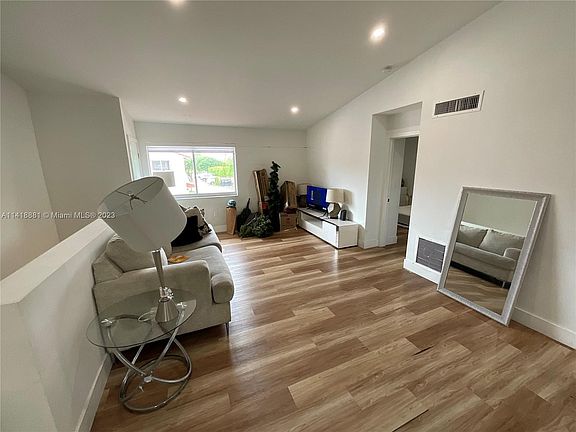 5th image of 8035 Lake Dr #2055