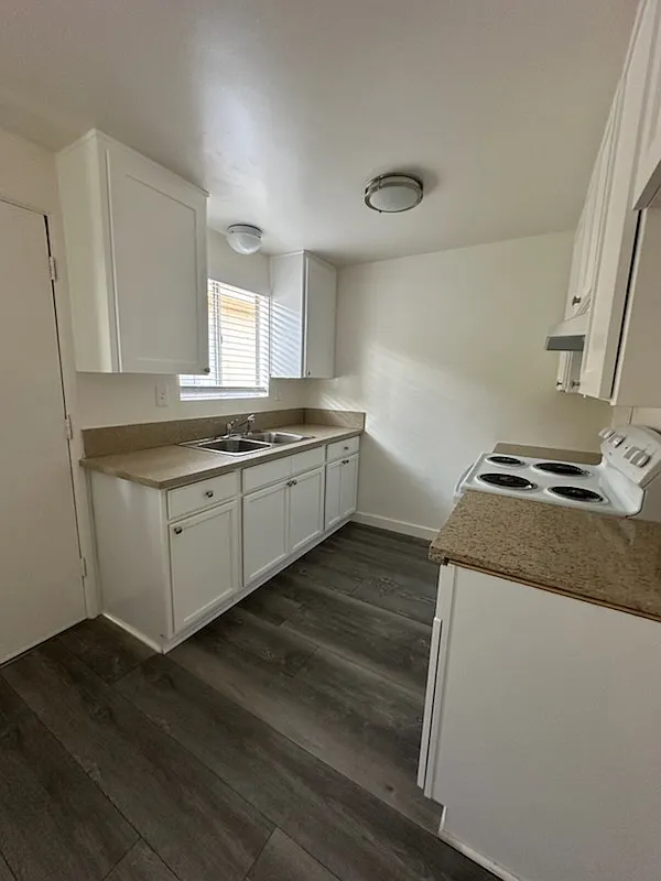 Building Photo - 1525 W 9th St #7