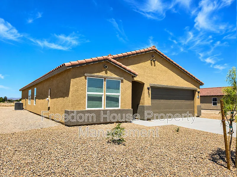 4 bed, 2.0 bath, 1808 sqft, $1,996 — Photo 2