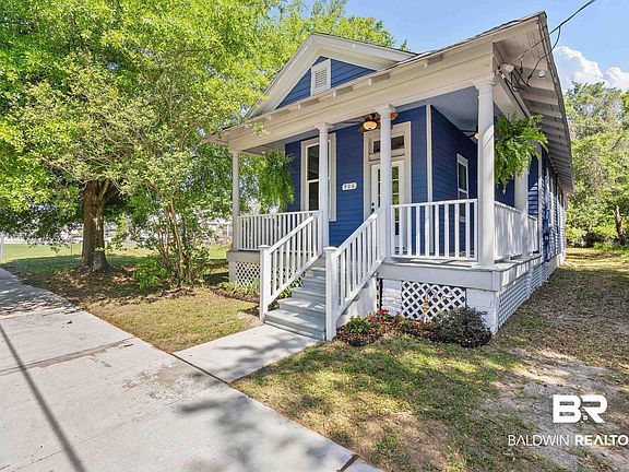 2nd image of 906 Texas St