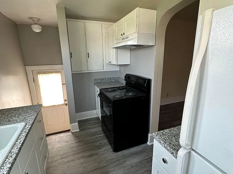 221 W 14th St — Photo 9