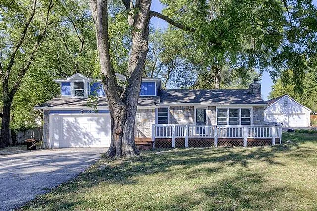 11000 N Kenwood Ave — Photo 1