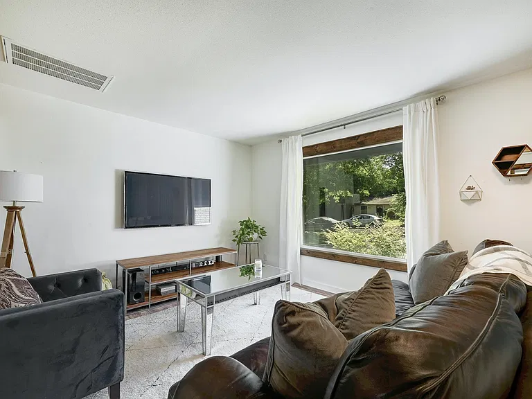 4900 Hilldale Dr — Photo 4