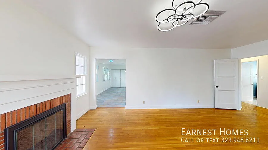 Spacious 4-Bedroom Sherman Oaks Home with Yard & Patio — Photo 4
