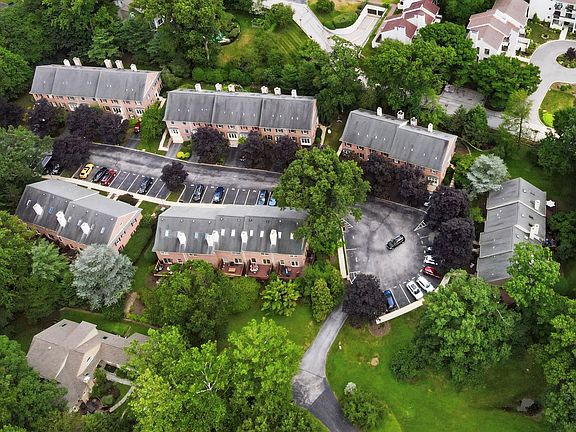3rd image of 302 Brighton Cir