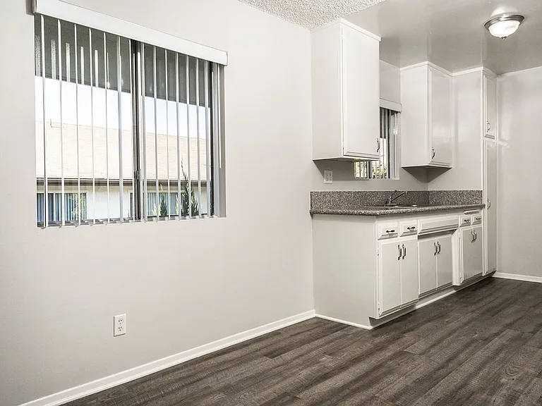 631 E Verdugo Ave — Photo 10