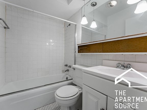 5th image of 543 W Briar Pl #409