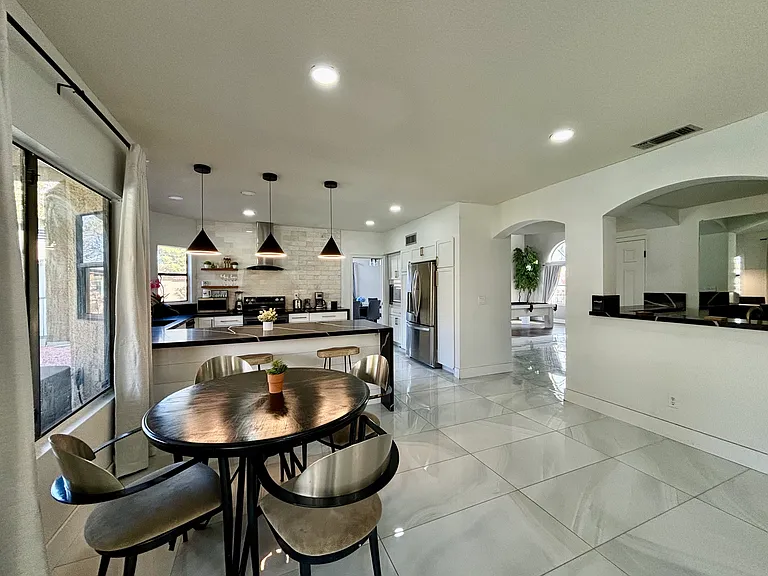 5544 E Kelton Ln — Photo 8
