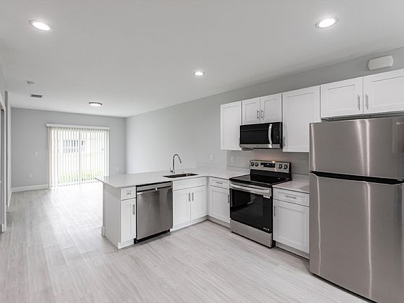 5th image of 2113 Como St