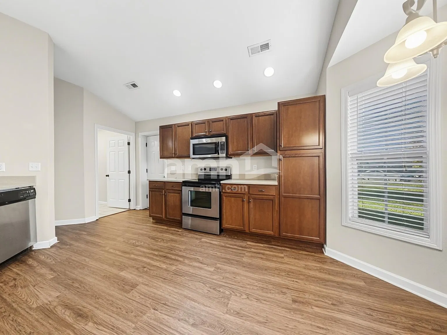 3 bed, 2.0 bath, 1663 sqft, $2,335 — Photo 4