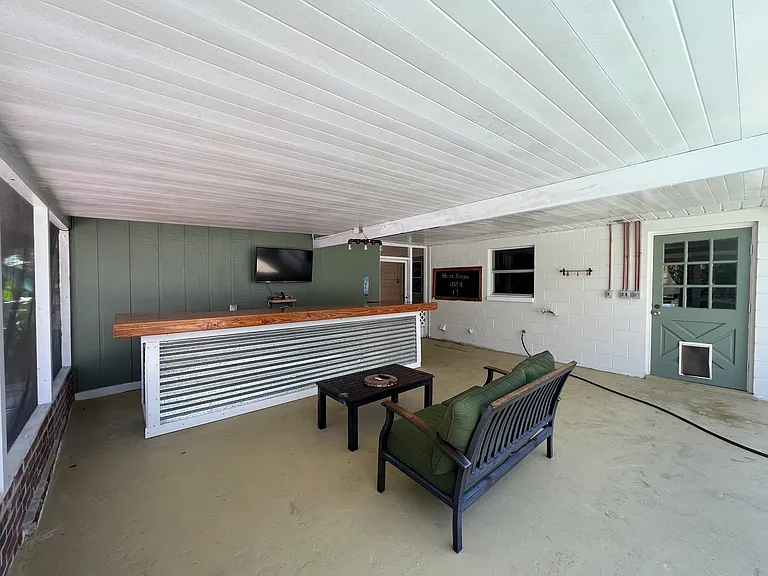 630 Queens Cir — Photo 3