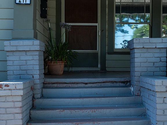 3rd image of 211 E Willow St
