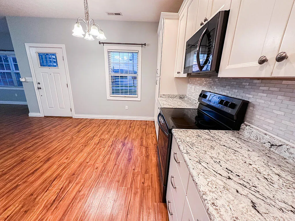 2 bed, 1.5 bath, $1,600 — Photo 3