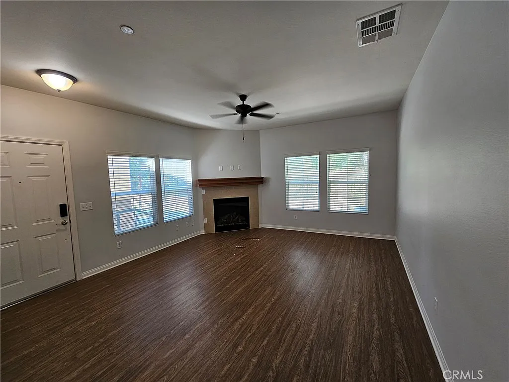 3 bed, 2.5 bath, 1600 sqft, $3,200 — Photo 2