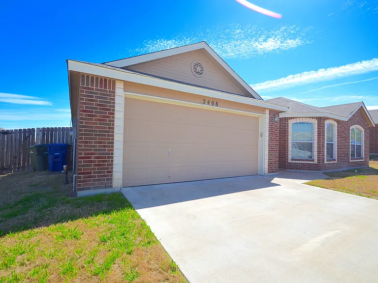 2408 Ryan Dr — Photo 3