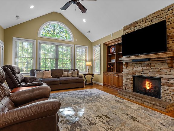 3rd image of 915 Shadow Oaks Dr