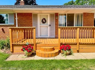 1355 Nancywood Dr, Waterford, MI 48327