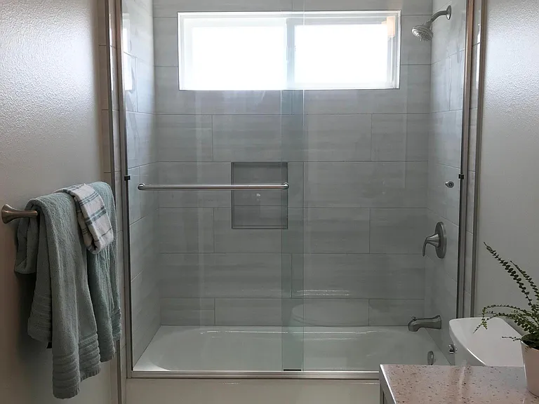 Main bathroom, off hallway
