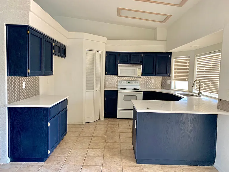 906 Desert View Dr — Photo 3