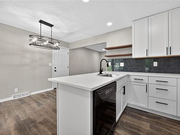 3rd image of 302 NE Corder St
