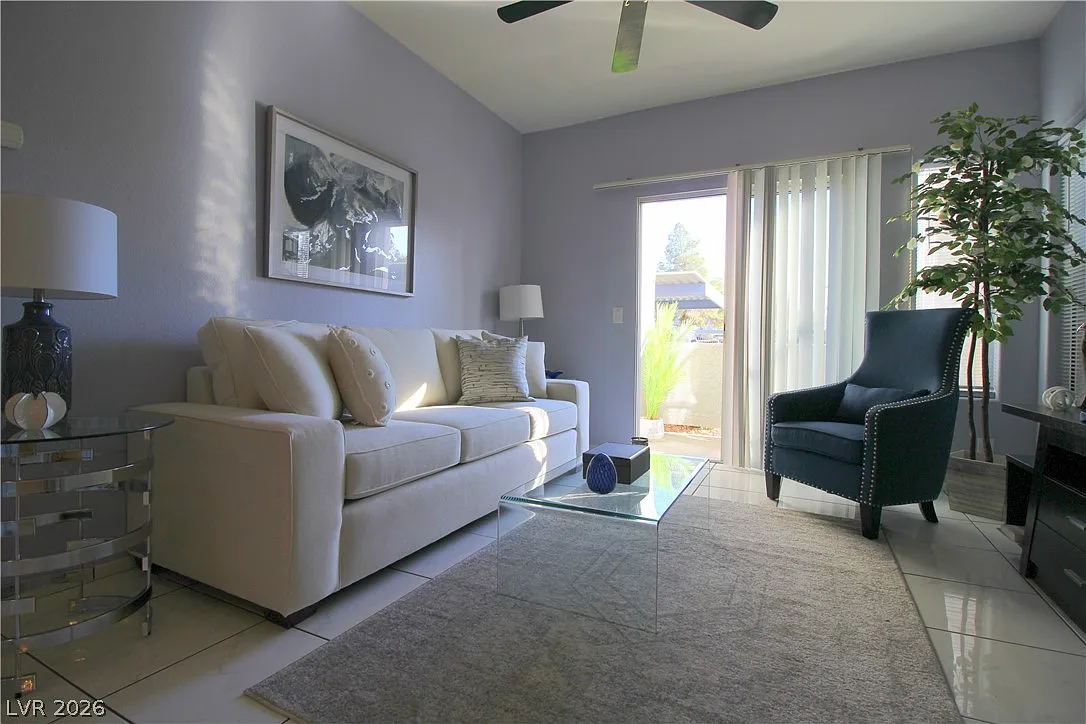 1 bed, 1.0 bath, 777 sqft, $1,350 — Photo 2