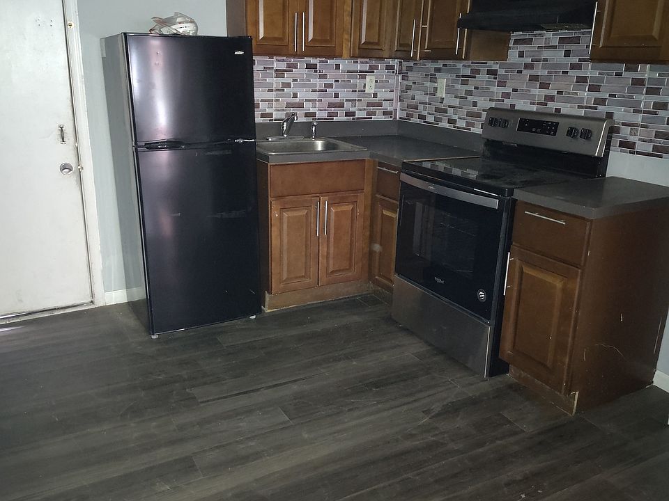 2nd image of 838 E Willard St