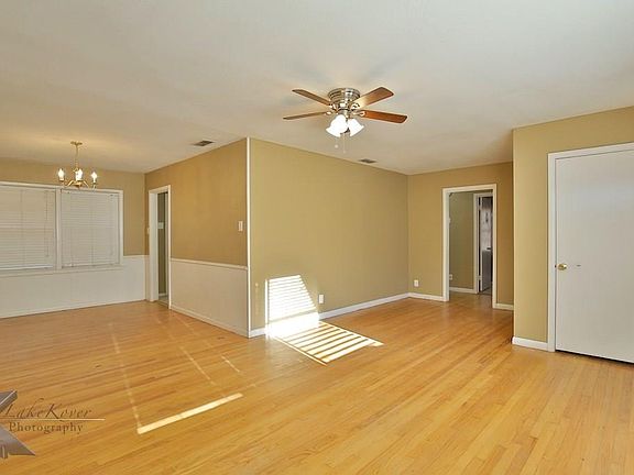 3rd image of 701 N Willis St