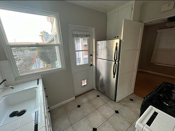 5th image of 4664 North Ave