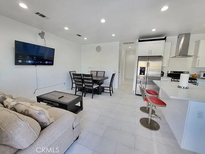 3 bed, 1000 sqft, $3,800 — Photo 4