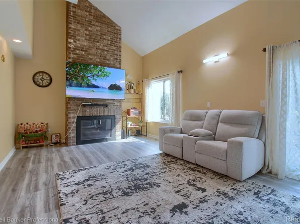 35468 Heritage Ln, Farmington, MI 48335