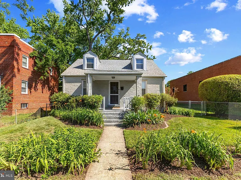 530 E Alexandria Ave — Photo 2