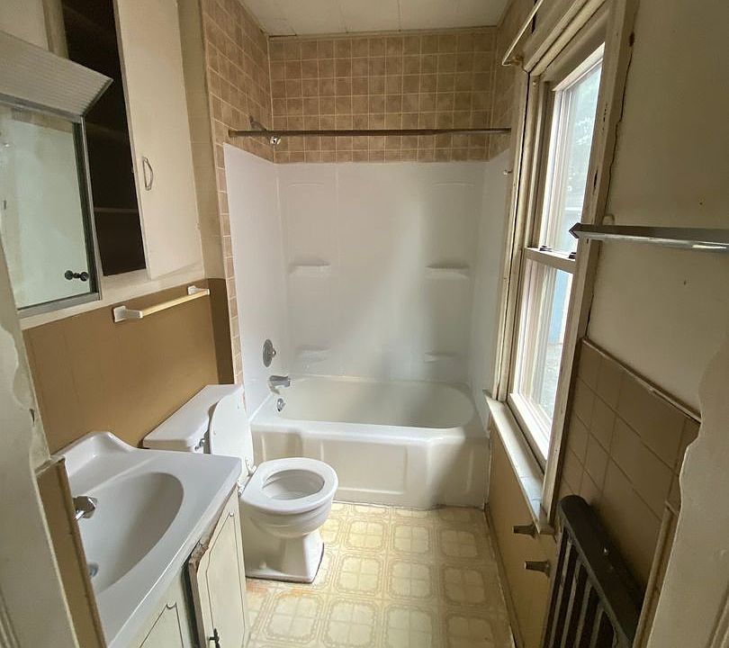1st image of 237 N 11th St APT 1