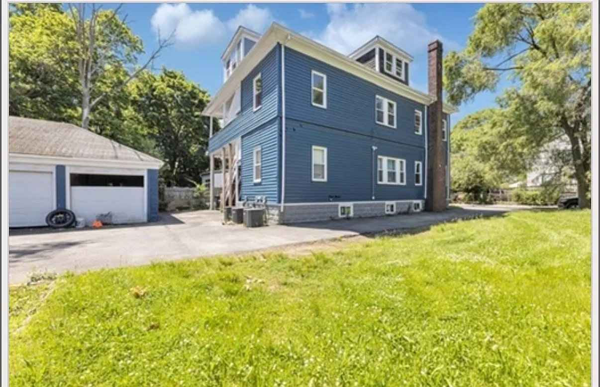 3 bed, 2.0 bath, 1349 sqft, $3,850 — Photo 2