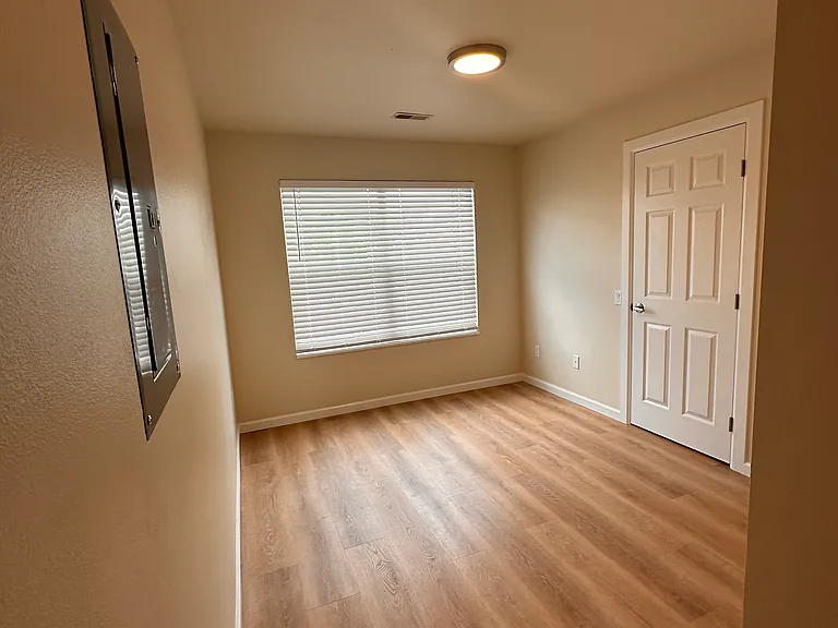 2105 E White Oak Ct #201 — Photo 8