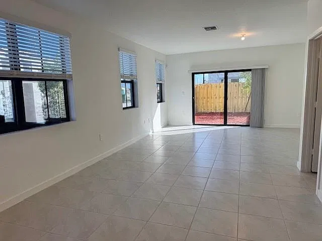 3 bed, 1755 sqft, $2,600 — Photo 4