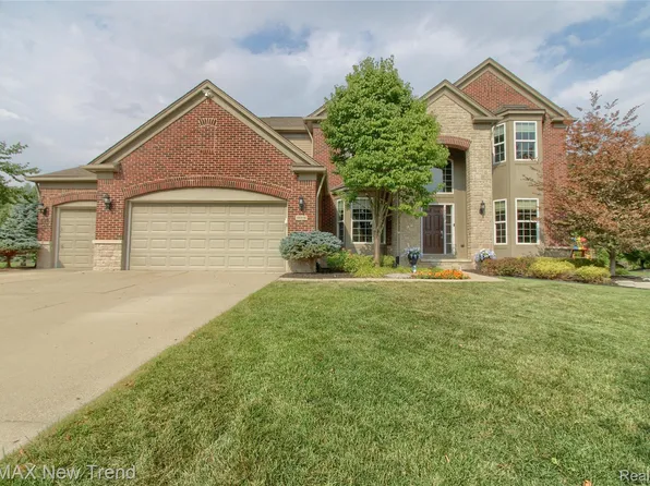 59318 Peters Barn Dr, South Lyon, MI 48178