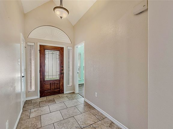 4th image of 605 Yorkshire Dr