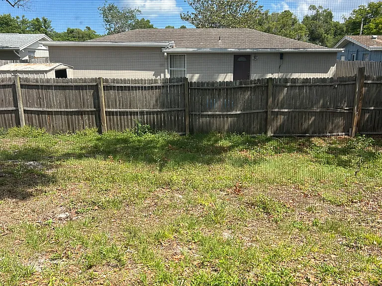 7517 Hollyridge Dr — Photo 10