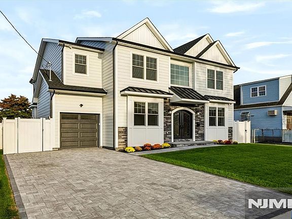 3rd image of 578 Pine Avenue