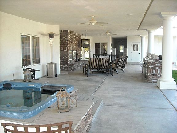 Jacuzzi and back patio BBQ and Fireplace 