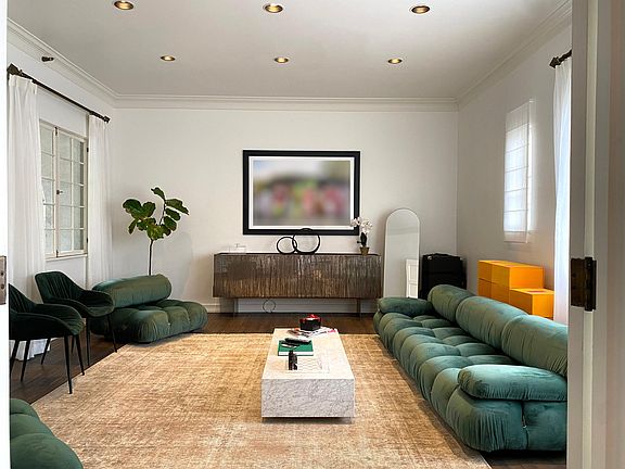 3rd image of 4526 Wilshire Blvd