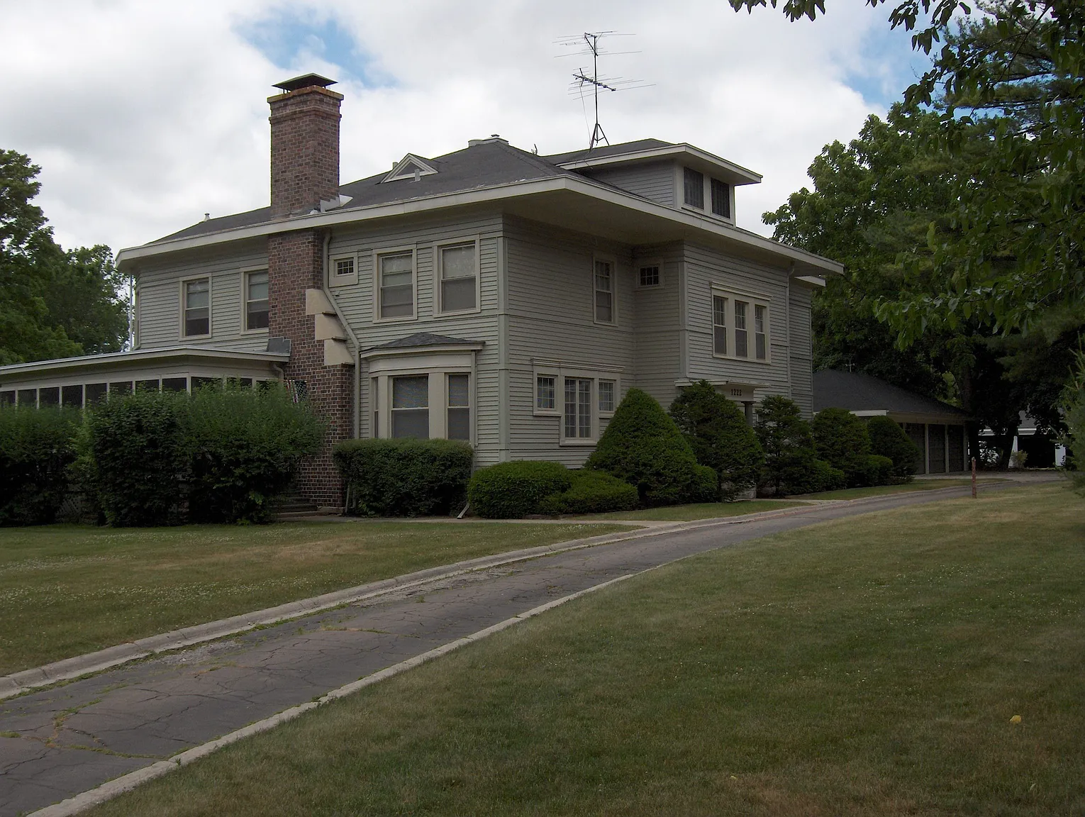 1222 W State St photo 1